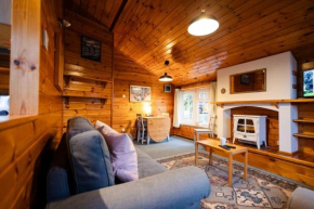Cozy Norwegian Style Log Cabin in Rural Snowdonia - 2 Bedrooms & Parking by Seren Short Stays